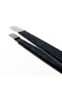 Pince à épiler noire pailletée avec une pointe métallique, dotée d'un bord plat pour une précision optimale. La surface présente une finition texturée et brillante.