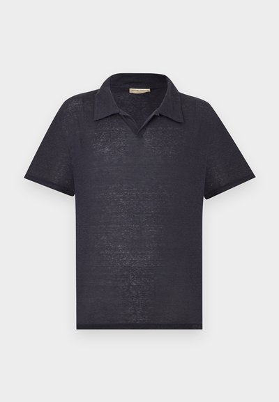 Σκούρα ναυτική μπλούζα πόλο με κοντά μανίκια, μαλακό, ημιδιαφανές υφασμάτινο ύφασμα με υφή και κλασικό γιακά.