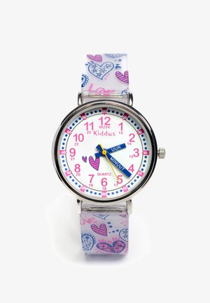 Montre avec un boîtier en métal argenté, un cadran blanc et des accents roses. Le bracelet transparent présente des motifs de cœurs colorés. Mouvement à quartz, indique les heures et les minutes.