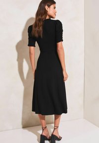 Lipsy SHORT RUCHED SLEEVE KNOT SIDE MIDI REGULAR FIT - Džersejové šaty - black