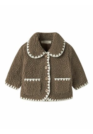 Veste marron texturée pour tout-petit avec col arrondi, boutons devant, deux poches, et bordure blanche en zigzag sur les bords et les poignets.