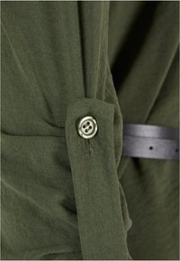Cloud 5ive TURN-UP MIT GÜRTEL - Bluza - green