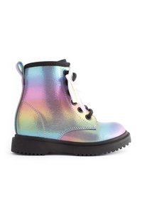 Iridescent ankelstøvle i metalfinish med sorte snørebånd, en robust gummisål og en løkke til nem påføring. Glat tekstur med glans.