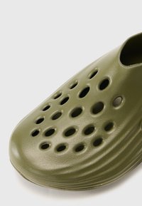 Nike Sportswear REACTX REJUVEN 8 UNISEX - Τσόκαρα - med olive