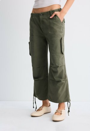 Stradivarius, PIRATE CARGO TROUSERS - Pantalon classique - khaki