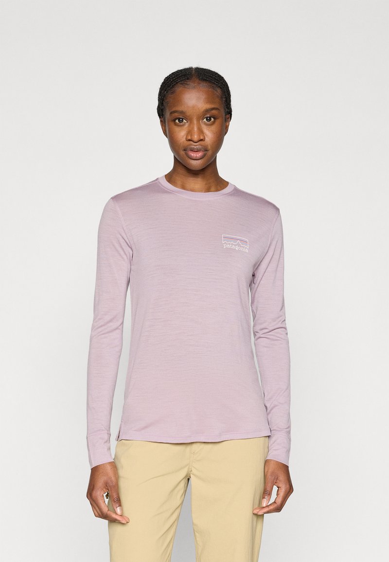 Μπλούζα μακρυμάνικη σε λιλά χρώμα, κατασκευασμένη από μαλακό υλικό. Διαθέτει μικρό λογότυπο Patagonia στο στήθος. Στρογγυλή λαιμόκοψη και εφαρμοστή σχεδίαση.