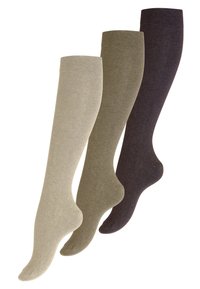 Trois paires de chaussettes montantes en beige clair, vert olive et marron foncé. Le tissu semble doux avec une finition subtilement texturée.