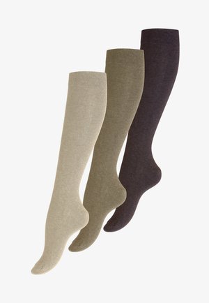 Tre paia di calzini alti fino al ginocchio in beige chiaro, verde oliva e marrone scuro. Il tessuto sembra morbido con una finitura leggermente strutturata.