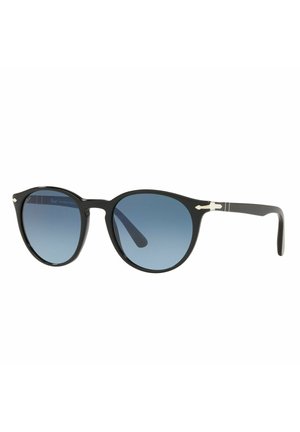 Occhiali da sole neri con lenti tonde, sfumatura blu, e una montatura in plastica liscia. Presentano dettagli metallici sulle stanghette.