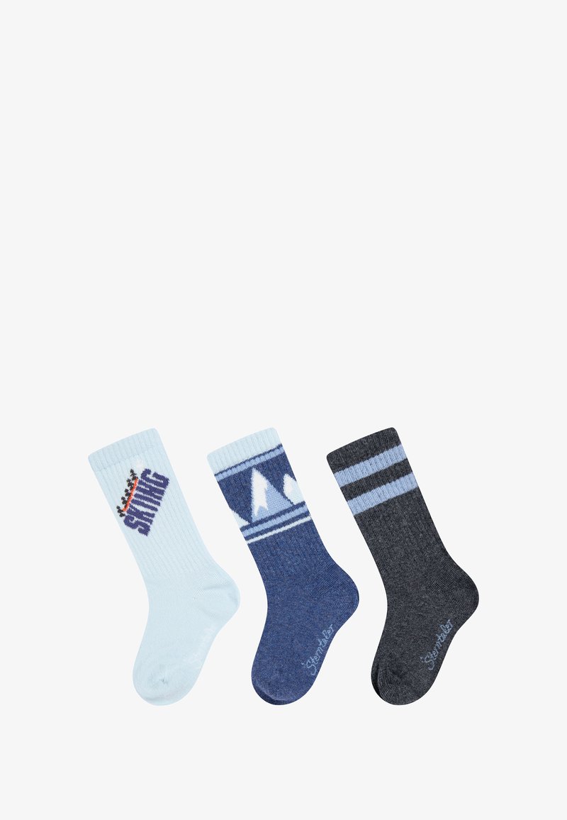 Drei Paar Socken: hellblau mit dem Schriftzug "SKIING", marineblau mit Bergmuster und schwarz mit blauen Streifen. Rippentextur, knöchellang.
