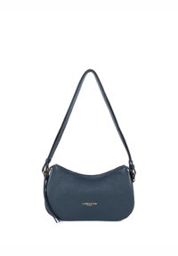 Donkerblauwe leren handtas met een gladde textuur, een gebogen vorm, een lange riem en gouden logodetails aan de voorkant. Ritssluiting aan de bovenkant.