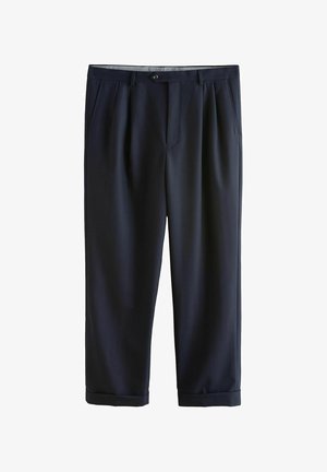 Pantaloni da uomo su misura blu navy con pieghe davanti, tasche laterali, chiusura con bottoni e orli risvoltati, mostrati distesi su sfondo bianco.