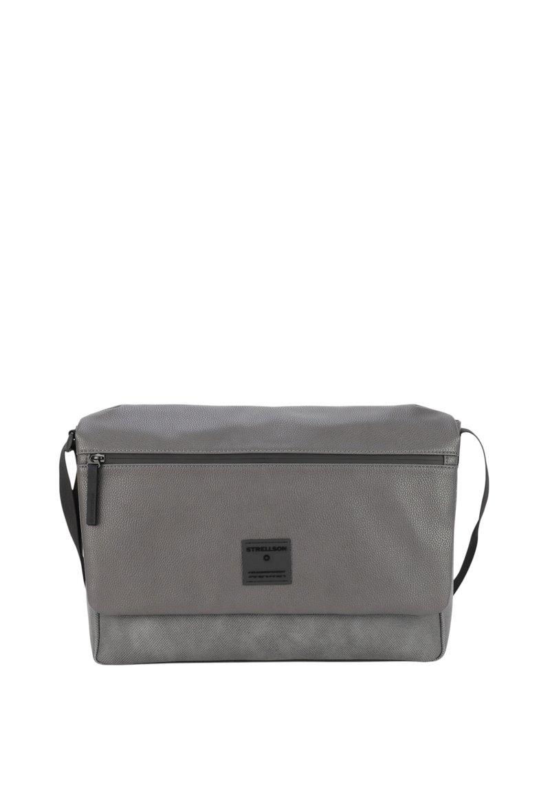 Borsa a messenger in pelle grigia con una finitura testurizzata, chiusura superiore con zip e una tracolla regolabile singola. Presenta una patch con logo sul fronte.