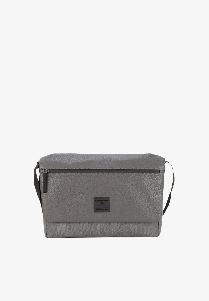 Borsa a messenger in pelle grigia con una finitura testurizzata, chiusura superiore con zip e una tracolla regolabile singola. Presenta una patch con logo sul fronte.