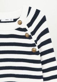 Navy- und weiß gestreifter Strickpullover mit gerippter Textur, der drei bronzene Knöpfe an der linken Schulter für Details aufweist.