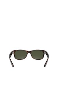 Occhiali da sole in tartaruga marrone con lenti verdi, forma rettangolare, montatura liscia e branding sottile sulle astine.