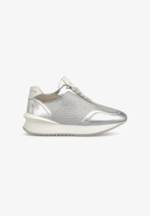 Metaliczne srebrne sneakersy z perforowanym wzorem, związywane, z grubą białą podeszwą z zygzakowatym brzegiem. Gładka tekstura i subtelne akcenty.