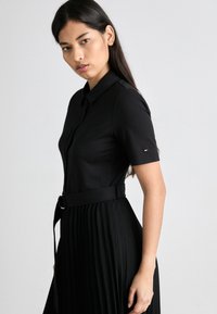 Tommy Hilfiger MIX PLEATED DRESS - Tričkové šaty - black