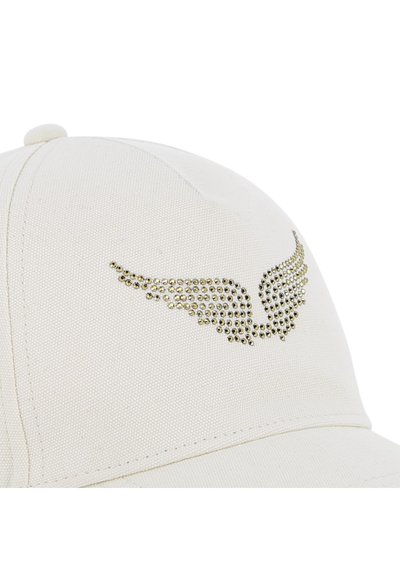 Άσπρο καπέλο μπέιζμπολ από ύφασμα με διακοσμητικό σχέδιο από χρυσές και ασημένιες στρας σε σχήμα φτερών στην μπροστινή πλευρά.