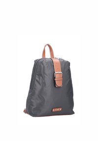 Zaino in nylon grigio con dettaglio di cinturino e fibbia in pelle marrone. Dotato di manico superiore e di un logo discreto nella parte inferiore. Chiusura con cerniera.