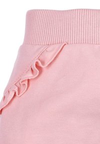 Jasnoróżowa tkanina z prążkowanym pasem, z dekoracyjną falbanką wzdłuż szwu bocznego. Gładka tekstura, swobodny styl.