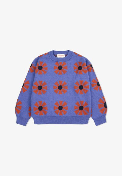 Suéter morado con un patrón floral que presenta flores rojas con centros negros. Textura limitada, escote redondo y puños de canalé.