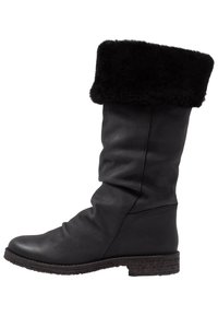 Bottes noires en cuir jusqu'au genou avec un design écrasé et un revêtement en fourrure noire moelleuse. Semelle texturée robuste avec un talon bas pour le soutien et la stabilité.