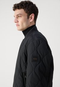 BOSS OSTRONG - Bomber stiliaus striukė - black