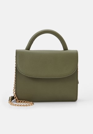 Sac à main rectangulaire vert olive avec une anse arrondie et une chaîne dorée sur fond blanc.