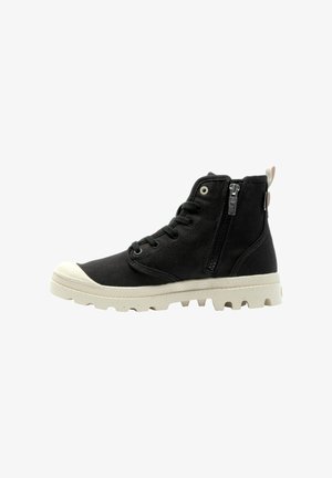 Sort højtop sneakers lavet af canvas med en hvid gummitåhætte og struktureret sål. Har en sidelukning og runde snørebånd.