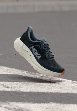 HOKA, ARAHI 9 - Laufschuh Straße - varsity navy/faded navy