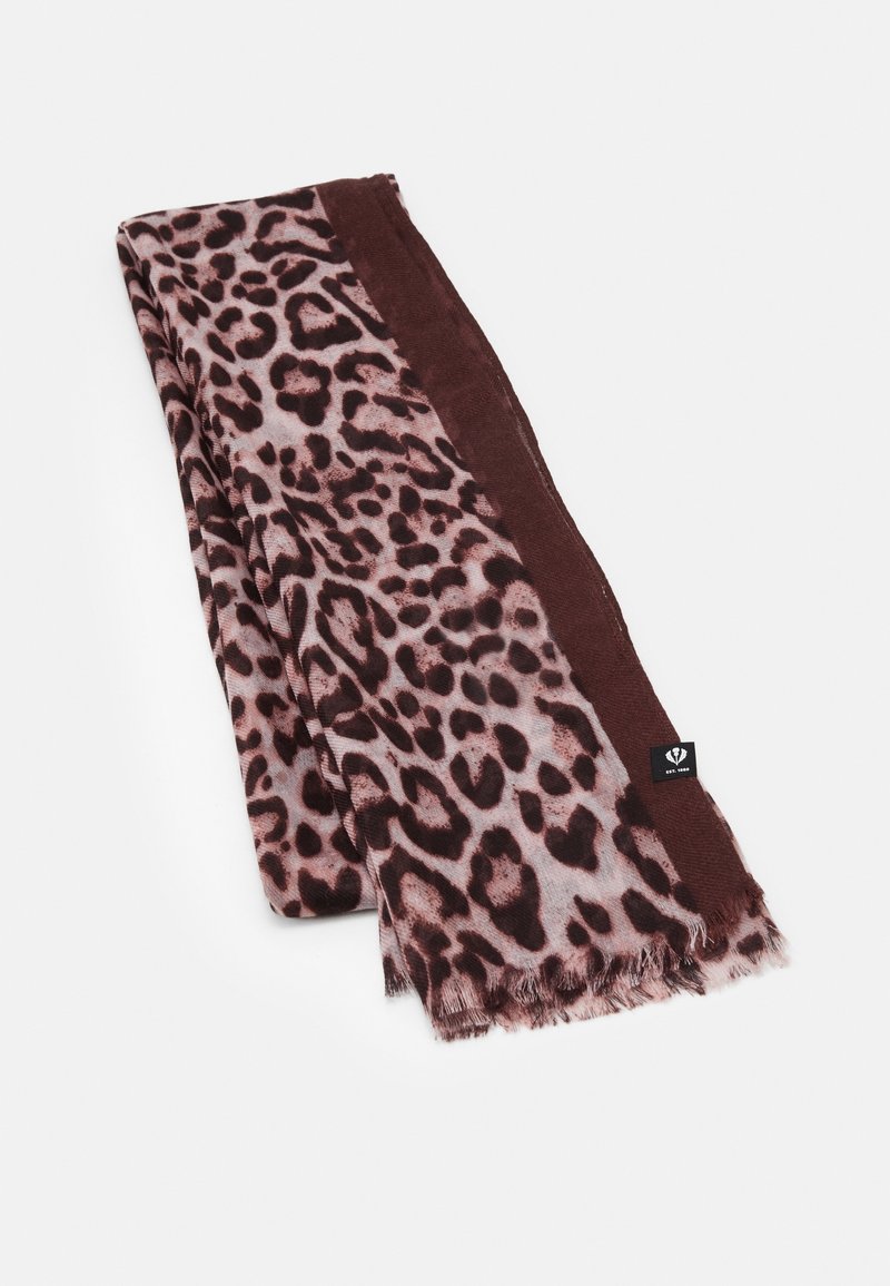Écharpe pliée avec imprimé léopard rose et marron foncé et bord uni marron foncé, montrant une petite étiquette de marque noire près d’un bord.