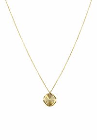 Gouden ketting met een ronde, gestructureerde hanger met stralende lijnen. De ketting is dun en de schakels zijn gelijkmatig verdeeld.