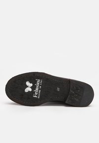 Semelle de chaussure marron avec une surface texturée, arborant un logo de papillon et un texte indiquant "Tombant amoureux" ainsi que la taille 37. Matériau en caoutchouc.