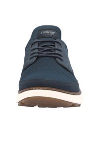 Dunkelblaue Schnürschuhe aus strukturiertem Stoff und glattem Leder; mit einer weißen und braunen Gummisohle sowie verstärkten Nähten.