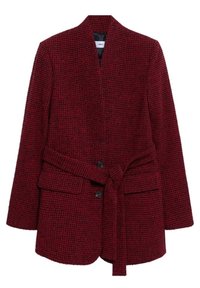 Blazer sur mesure à carreaux rouges et noirs avec manches longues, deux poches avant à rabat, boutons noirs et ceinture en tissu assorti à la taille.