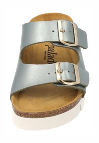 Sandal in pelle grigia con due cinturini regolabili, hardware argentato, soletta in sughero e una suola bianca e testurizzata. Prodotto in Spagna.