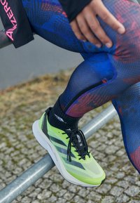 adidas Performance ADIZERO BOSTON 12 - Løbesko til landevejen - white/core black/lucid lemon