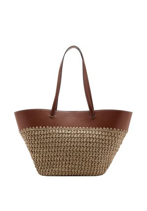 Bolso tote grande con parte superior y asas de cuero marrón, y base de paja trenzada beige, mostrado sobre fondo blanco.