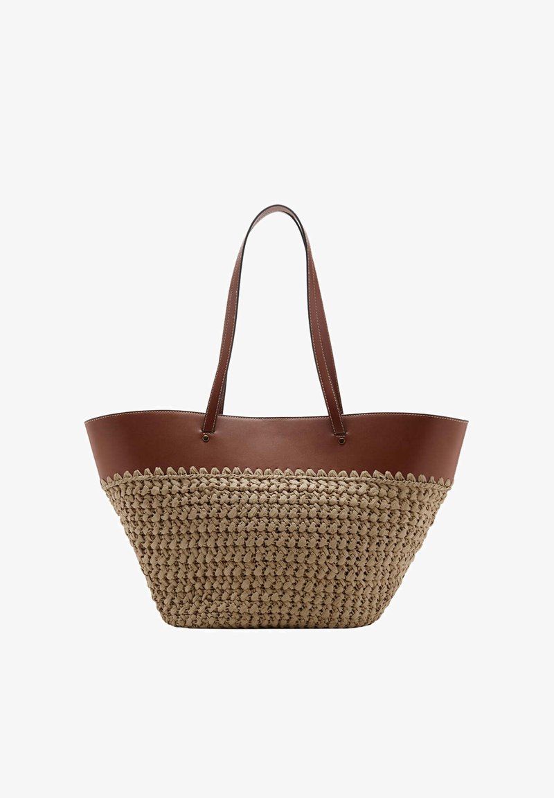 Grand sac fourre-tout avec haut en cuir marron et poignées, et fond en paille tressée beige, présenté sur fond blanc.