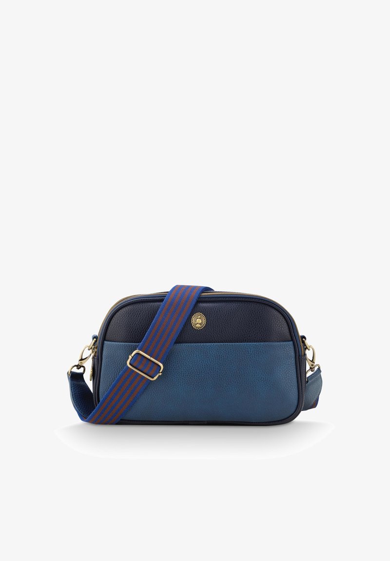 Blaues Leder-Crossbody-Tasche mit texturiertem Finish, mit einem marineblauen Oberteil, gestreiftem blau-orangefarbener Gurt und goldfarbenen Beschlägen.