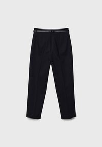 Pantalon noir à texture lisse, doté d'un design plissé, d'une taille ajustée avec une ceinture noire, et de jambes fuselées.