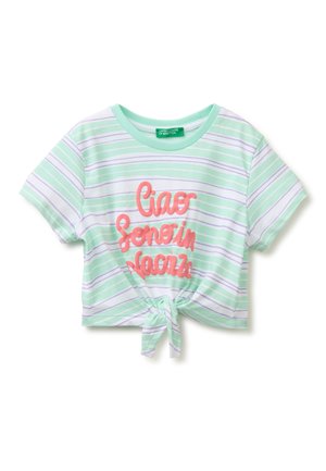Kurzärmliges Crop-Top mit mintgrünen und weißen Streifen, Knoten vorne und pinkem kursivem Schriftzug „Ciao Sorriso Vacanza.“