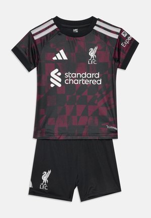 Liverpool fodboldudstyr med sort og mørkerød geometrisk mønstret trøje og sorte shorts med holdets og sponsorernes logoer.