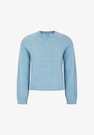 Pulover moale din lână de culoare albastru deschis, cu guler rotund, mâneci lungi și manșete și tiv cu nervuri. Prezintă o textură subtilă și fără modele.