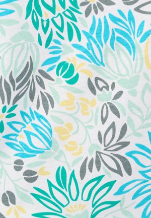 Tissu floral présentant des motifs turquoise clair et foncé, gris et jaune sur un fond blanc. Texture douce, design botanique vibrant.