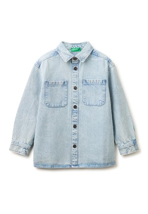 Lichtblauw denim overhemd met lange mouwen en verticale strepen, twee borstzakken, zwarte knopen aan de voorkant en een klassieke kraag.