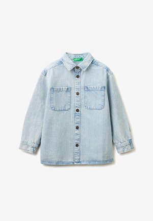 Hellblaues Denim-Langarmhemd mit vertikalen Streifen, zwei Brusttaschen, schwarzen Knöpfen vorne und klassischem Kragen.