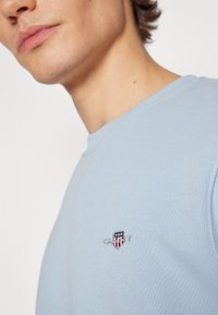 GANT SHIELD C NECK - Pusa - stormy sea
