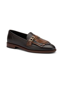 Mocassino in pelle nera con frange in pelle a motivo serpente marrone e fibbia dorata su suola di legno, mostrato da un'angolazione laterale.